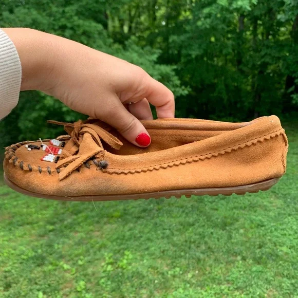 Minnetonka Tan Moccasins with Beaded Design - Picture 5 of 9